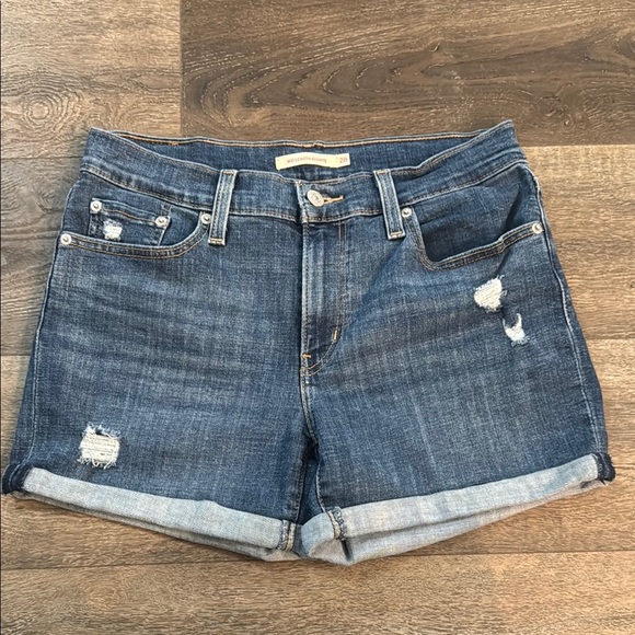 New without tags Levi’s shorts.  Mid Length Shorts.  Women’s size 28. - Picture 1 of 5